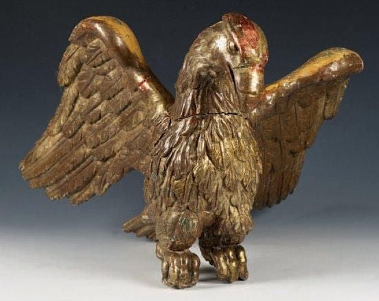 Élément de baldaquin en bois sculpté et doré représentant un aigle les ailes déployées et aux serres refermée