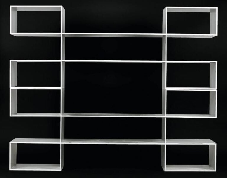 Élément de bibliothèque, deux au modèle (pourront être divisés) à caissons en découpe géométrique ouverte en bois métallisé argen