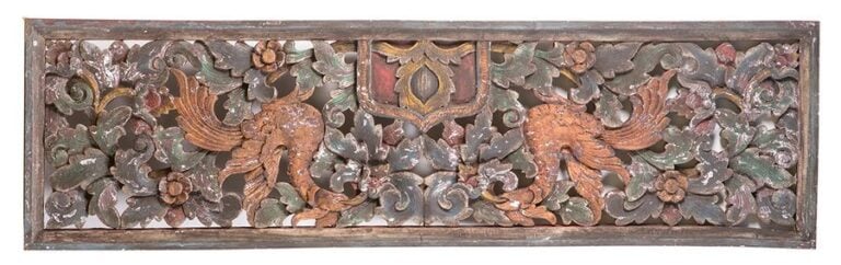 Elément de boiserie sculpté et ajouré à décor polychrome de deux oiseaux affrontés dans des rinceau