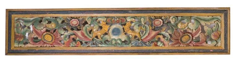 Elément de boiserie sculpté et ajouré à décor polychrome de rinceaux et fleur