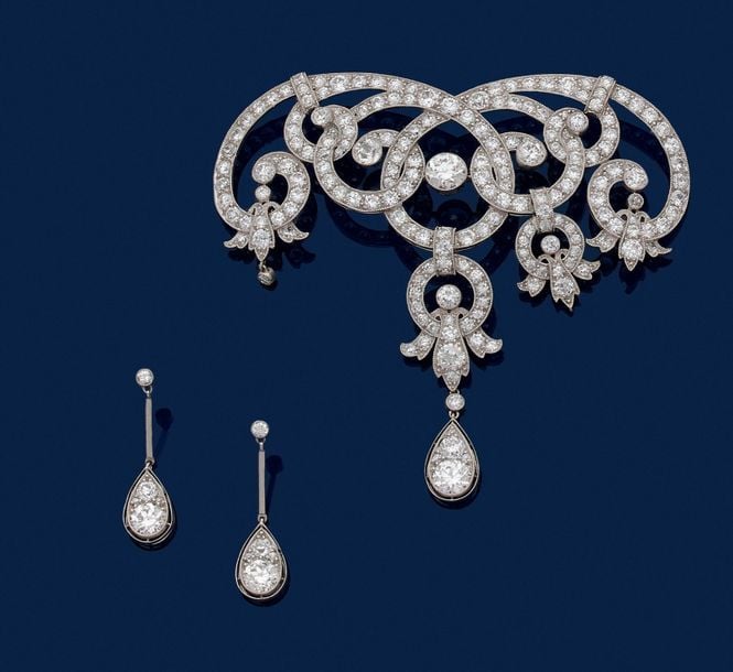 Elément de DEVANT DE CORSAGE «volutes» en platine (950 millièmes) ajouré serti de diamants taille ancienn