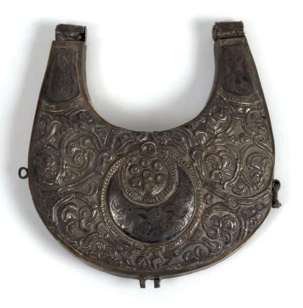 Élément de harnachement équestre Argent repoussé doré et niellé Iran, XIVe siècle, Dynastie Ilkhanide Hauteur: 13; Largeur: 12 cm Cet élément de harnachement est centré d'un croissant de lune dans un décor végétal, le dos présente un décor similaire mais travaillé à jou