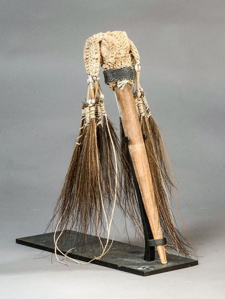 Elément de parure composé, coquillages, vannerie, de phanères (plumes) et d'un os brut (fémur ou tibia) figurant un poignard de spécimen avien de Casoar spp (Casuarius spp) (NR