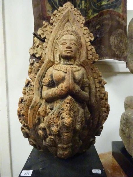 ELEMENT DECORATIF EN TERRE-CUITE FIGURANT VISNU CHEVAUCHANT GARUDA Sculpture moderne, style Khmer / Cambodge Sculpture fragmentaire et accidenté