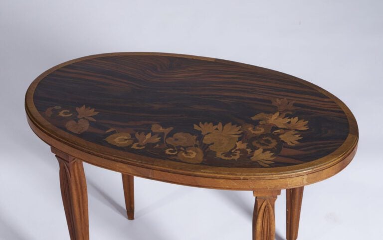 ÉMILE GALLE (1846-1904) - Petite table basse marquetée de fleurs signée - 46 x…