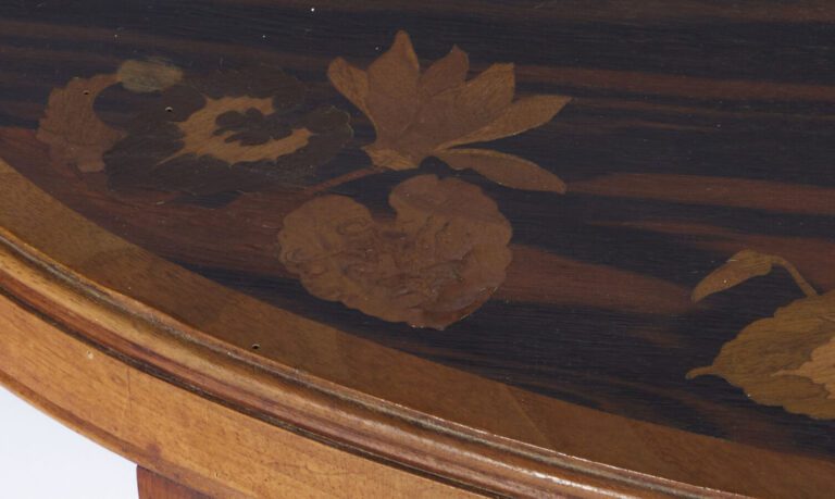 ÉMILE GALLE (1846-1904) - Petite table basse marquetée de fleurs signée - 46 x…