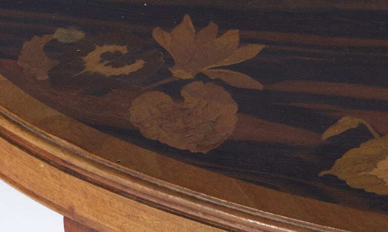 ÉMILE GALLE (1846-1904) - Petite table basse marquetée de fleurs signée - 46 x…
