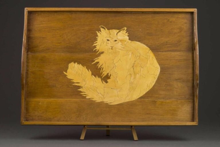 Emile GALLE (1846-1904)  Plateau de forme rectangulaire à deux anses latérales orné d'un décor marquété de bois fruitier représentant un chat évoquant les oeuvres de Foujit