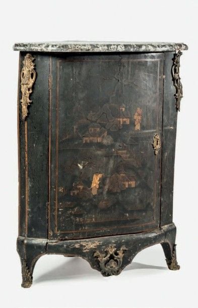 Encoignure ouvrant à gauche à décor au vernis de scènes de chinoiseries or sur fond noi