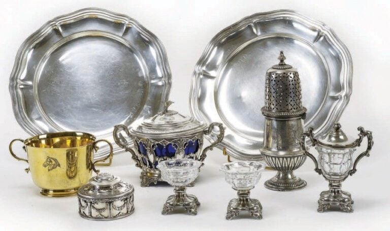 Encrier en argent de forme circulaire à décor de guirlandes de laurier, pilastres et carquoi