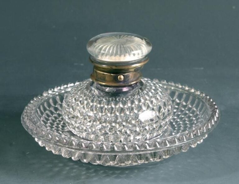 Encrier en verre à décor moulé de nid d'abeille à reflet argent