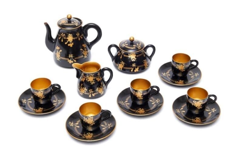 Ensemble à café Mocha laqué noir avec une cafetière, un récipient à lait, un sucrier et cinq petites tasses et leurs soucoupe