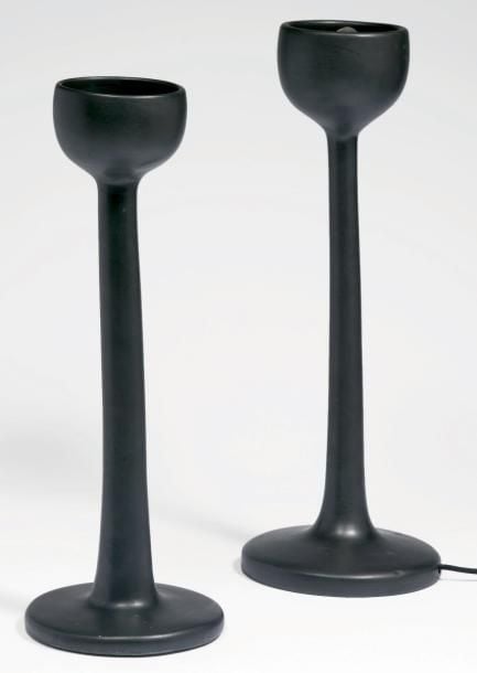Ensemble "Buisson": Vase soliflore et lampe d'ambiance Ensemble "buisson" comportant un vase soliflore et une lampe d'ambiance, tous deux en céramique émaillée noire mat