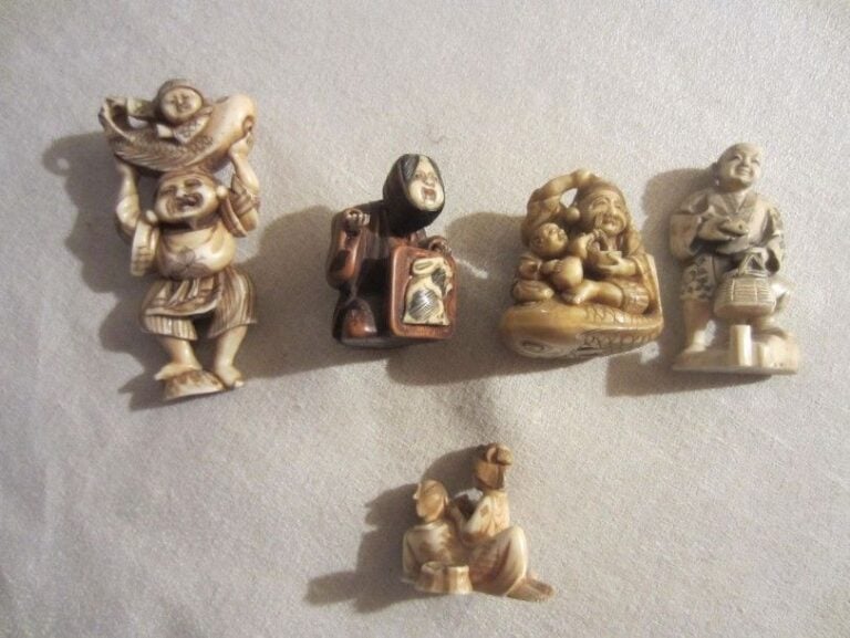 Ensemble comprenant: 4 netsukes en ivoire, un netsuke en bois et une tabatière