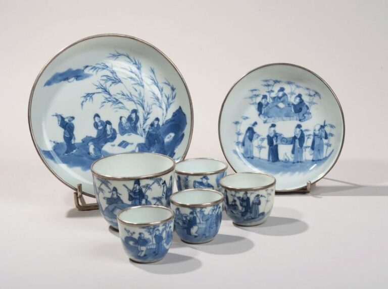 Ensemble comprenant cinq sorbets, deux coupelles et une verseuse en porcelaine à décor en bleu sous couverte de lettré