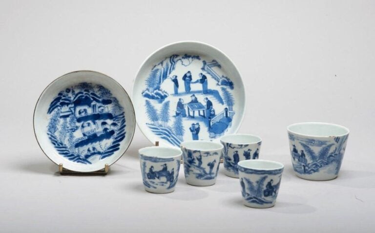 Ensemble comprenant cinq sorbets et deux coupelles en porcelaine à décor en bleu sous couverte de lettrés regardant des rouleaux et jouant au g