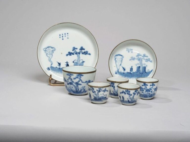 Ensemble comprenant cinq sorbets et deux coupelles en porcelaine à décor en bleu sous couverte de deux immortels près d'un arbr