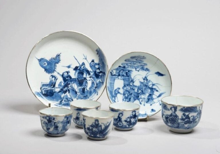Ensemble comprenant cinq sorbets et deux coupelles en porcelaine à décor en bleu sous couverte de guerriers à cheva