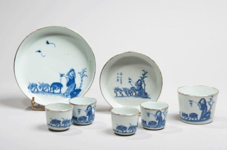 Ensemble comprenant cinq sorbets et deux coupelles en porcelaine à décor en bleu sous couverte de gardien de chèvres près d'un arbr