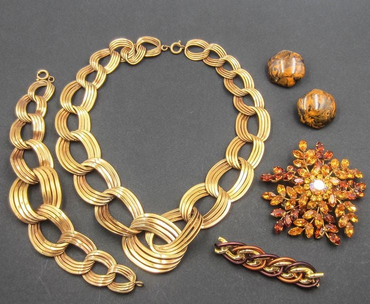 Ensemble comprenant: collier et bracelet en métal doré à maille aplatie, broche feuillage ornée d'une pierre irisée entourée de pierres de couleur citrine; broche à maille doré tricolore; paire de clips d'oreilles hexagonau