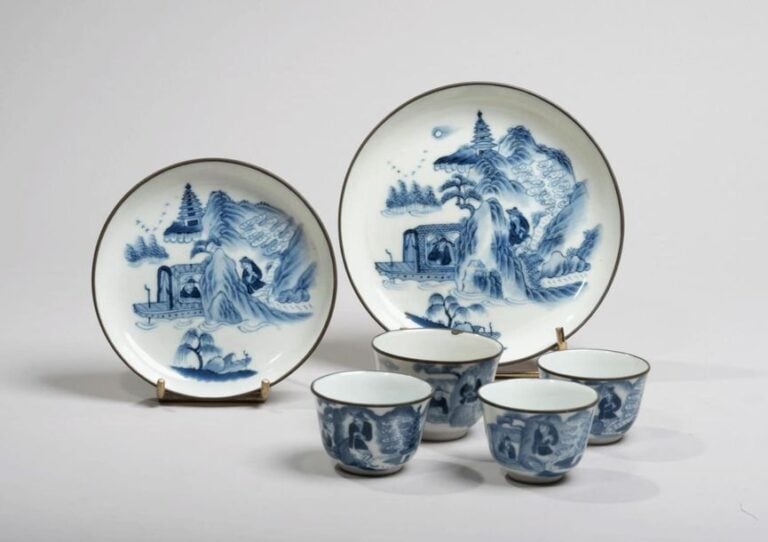 Ensemble comprenant deux coupelles et quatre sorbets en porcelaine à décor en bleu sous couverte de lettrés dans un bateau et assis près d‘un rocher dans un paysage lacustre, un pagode au loi