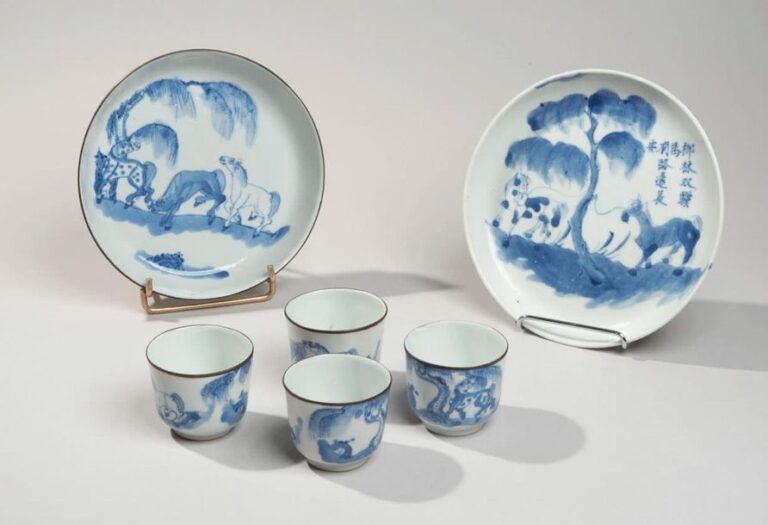 Ensemble comprenant quatre sorbets et deux coupelles en porcelaine à décor en bleu sous couverte de chevau