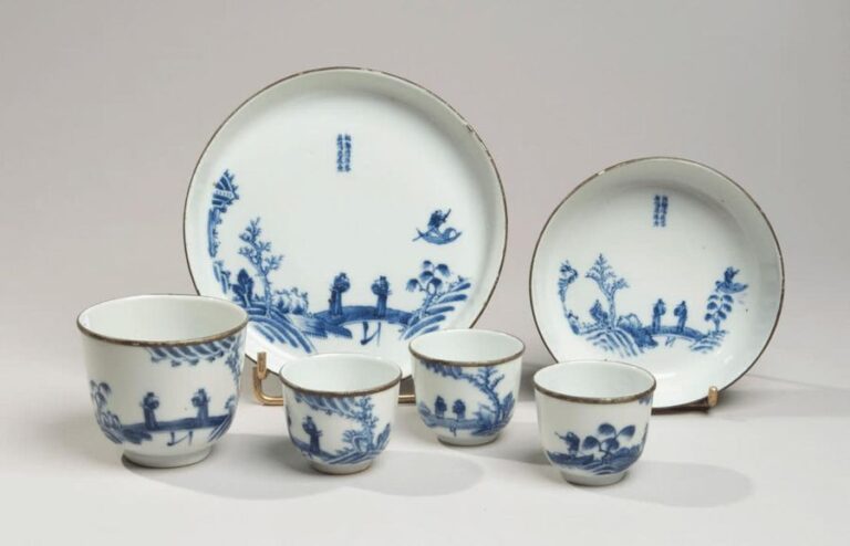 Ensemble comprenant quatre sorbets et deux coupelles en porcelaine à décor en bleu sous couverte de lettrés sur un pon