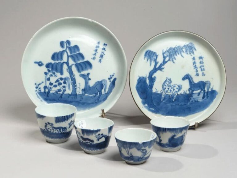 Ensemble comprenant quatre sorbets et deux coupelles en porcelaine à décor en bleu sous couverte de chevau