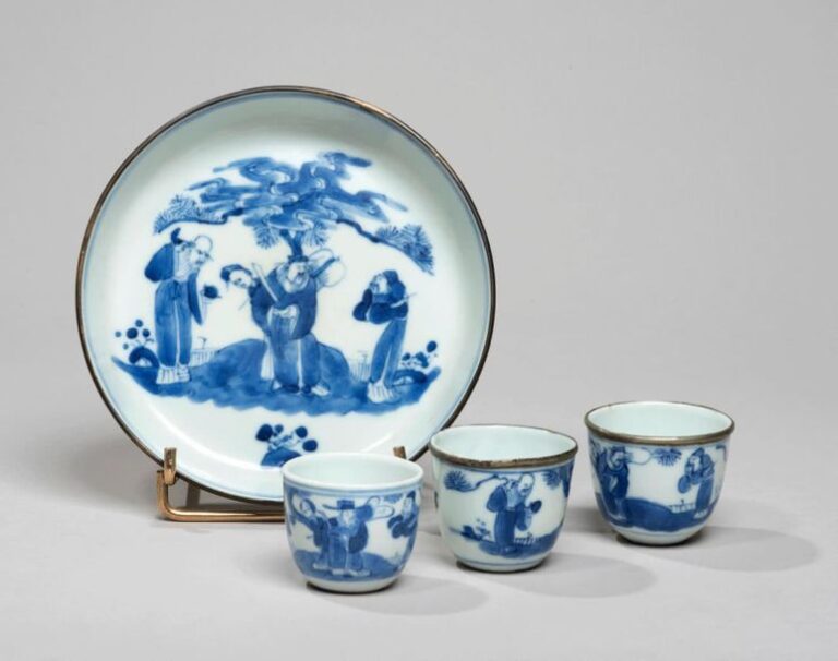 Ensemble comprenant trois sorbets et une coupelle en porcelaine à décor en bleu sous couverte de lettrés sous un pi