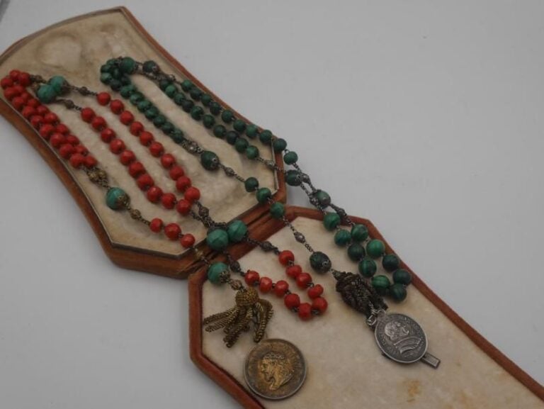 Ensemble comprenant un collier en perles de corail, un chapelet 19ème en malachite et argen