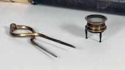 ENSEMBLE COMPRENANT: - un compas une main, - une loupe à cartes, piétement tripode, réglage par vi