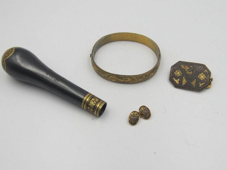 Ensemble comprenant un pommeau d'ombrelle, une broche et un bracelet et boutons de manchettes en acier damasquin
