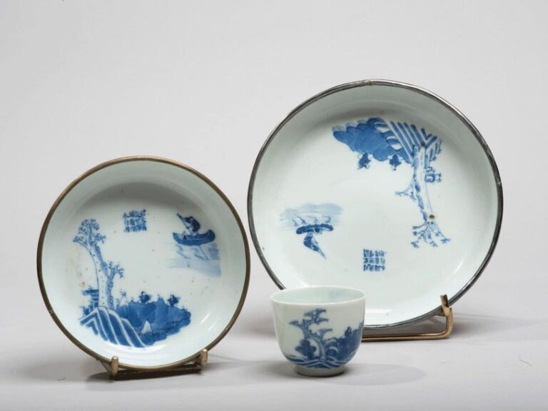 Ensemble comprenant un sorbet et deux coupelles en porcelaine à décor en bleu sous couverte de pêcheur en barque, deux personnages l’observant sur la riv