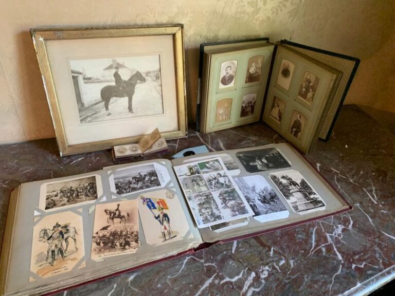 • Ensemble comprenant une photo de cavalier encadré, des cartes postales et albums photos de famille