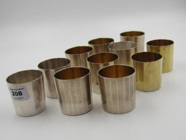 Ensemble de 11 gobelets à liqueur en argent à pans coupés en argent ou vermeil