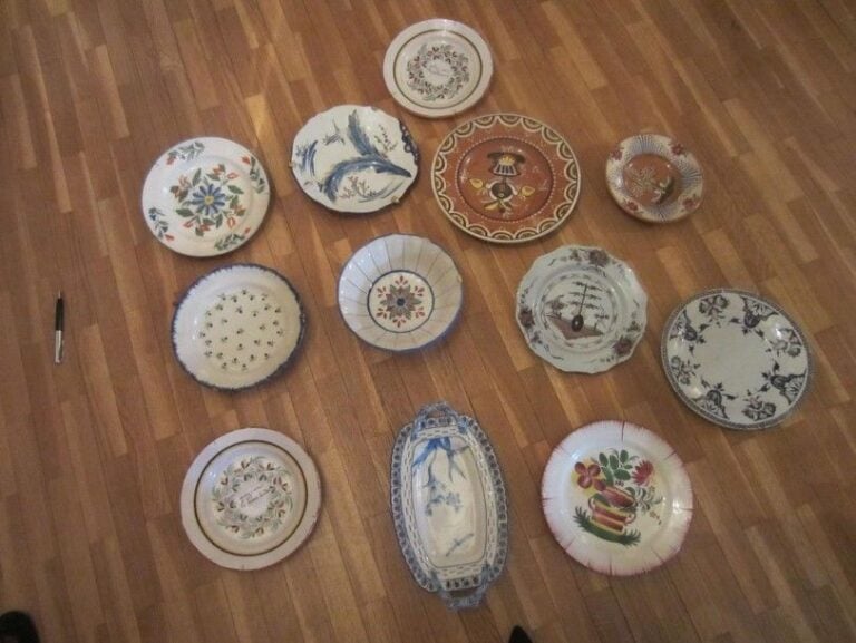 Ensemble de 12 assiettes ou plats en faïence dont: Nevers, est de la France… (pourront être divisées)