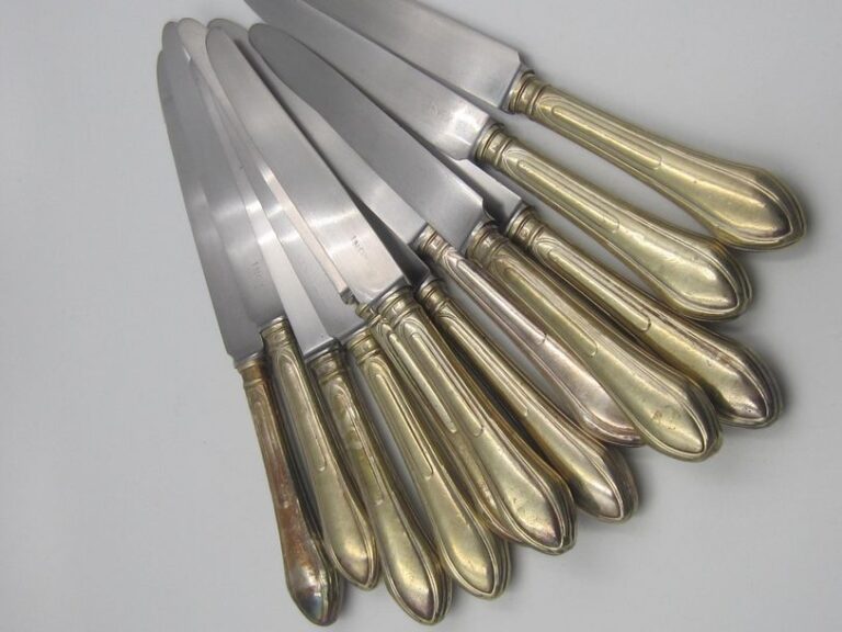 Ensemble de 12 grands couteaux de table, les manches en métal argenté, les lames inox