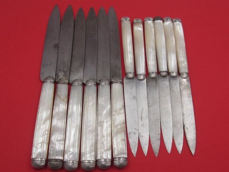 Ensemble de 12 grands couteaux et 12 petits couteaux , les manches en nacre, les viroles coquilles en argen