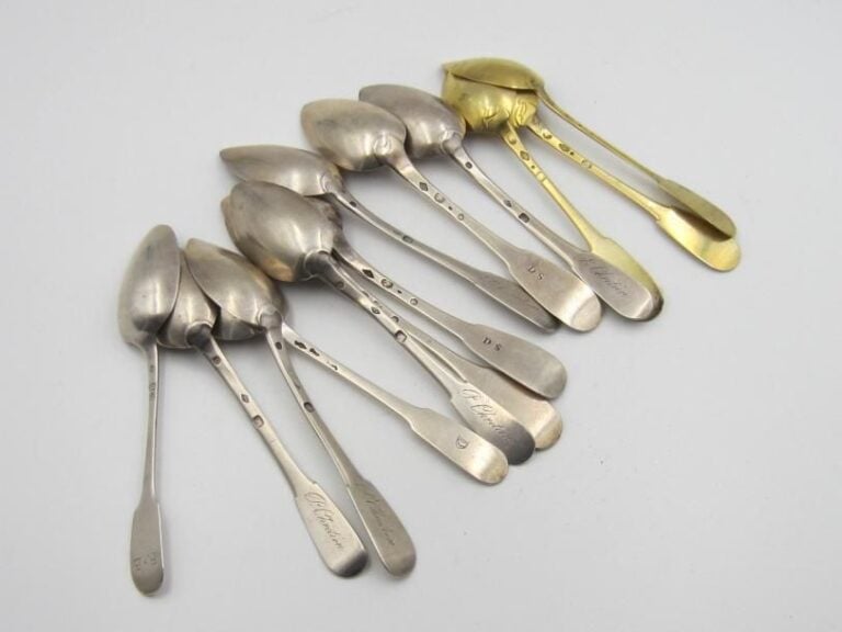 Ensemble de 13 petites cuillères en argent ou vermeil (950 ‰), certaines chiffrée