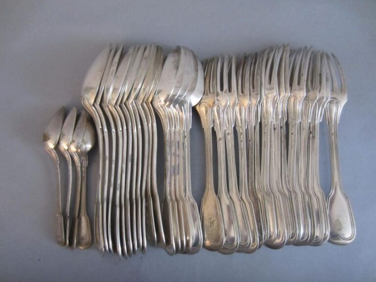 Ensemble  de 16 grandes cuillères et 16 grandes fourchettes en métal argenté, modèle filet et 4 petites cuillères