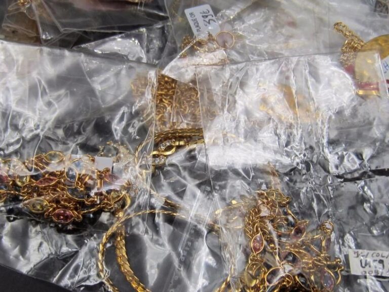 Ensemble de 23 chaïnes ou colliers et pendentifs en plaqué or