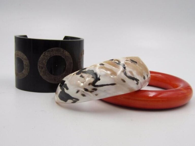 Ensemble de 3 bracelets fantaisie en nacre ou corne ou composition