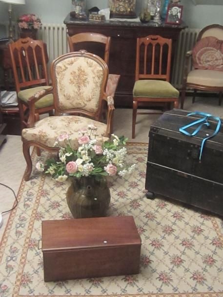 : Ensemble de 3 chaises, deux fauteuils de style Louis XV, un coffret, une table à volets, une chevrette CHAMBRE 1 :