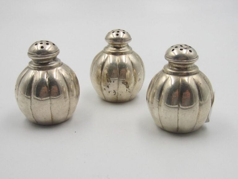 Ensemble de 3 petites salières en argent anglais (minimum 800 millièmes), à côtes de melon