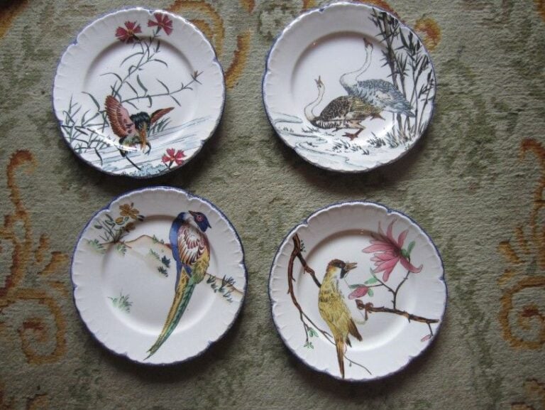 Ensemble de 4 assiettes creuses, 3 grandes assiettes, deux assiettes creuses à décor d'oiseau