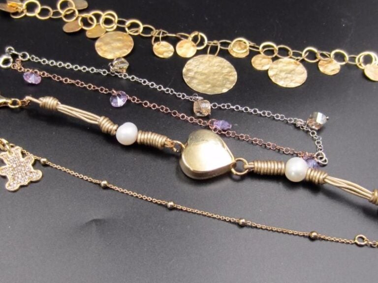 Ensemble de 4 bracelets en vermeil 925 ‰ et perles fantaisie, PB : 37 g