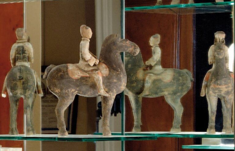 Ensemble de 4 cavaliers, une statuette et un vase en terre cuite reprenant des modèles classiques de la Haute époque en Chin