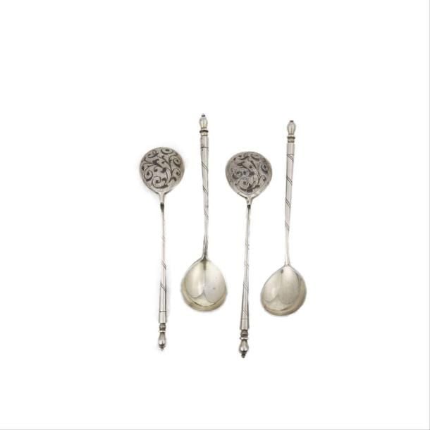 Ensemble de 4 cuillères à thé en vermeil 84 zolotniks (875 millièmes), à décor niellé de rinceaux feuillagés, manche à filets torsadé