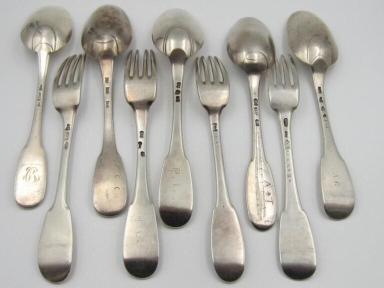 Ensemble de 4 fourchettes et 5 cuillères uniplat en argent; certaines spatules chiffrées