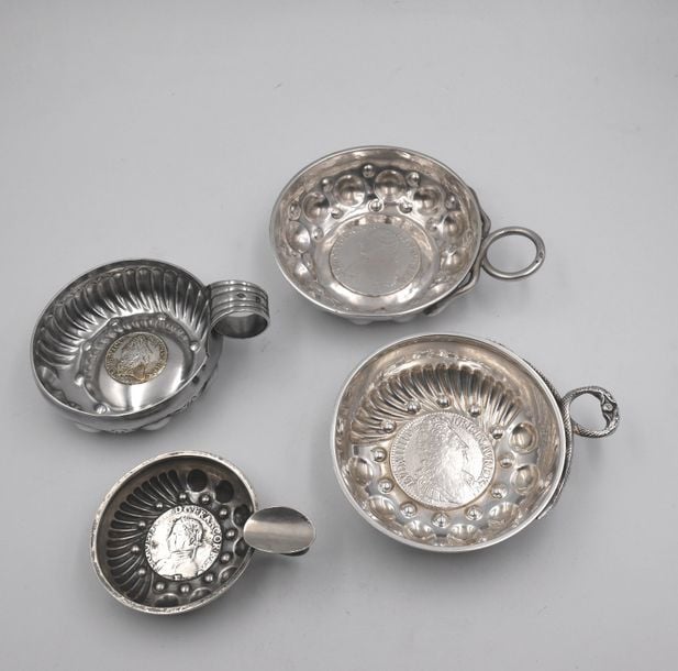 Ensemble de 4 taste-vin en argent (950 ‰) ornés de monnaies à l'effigie de rois de Franc